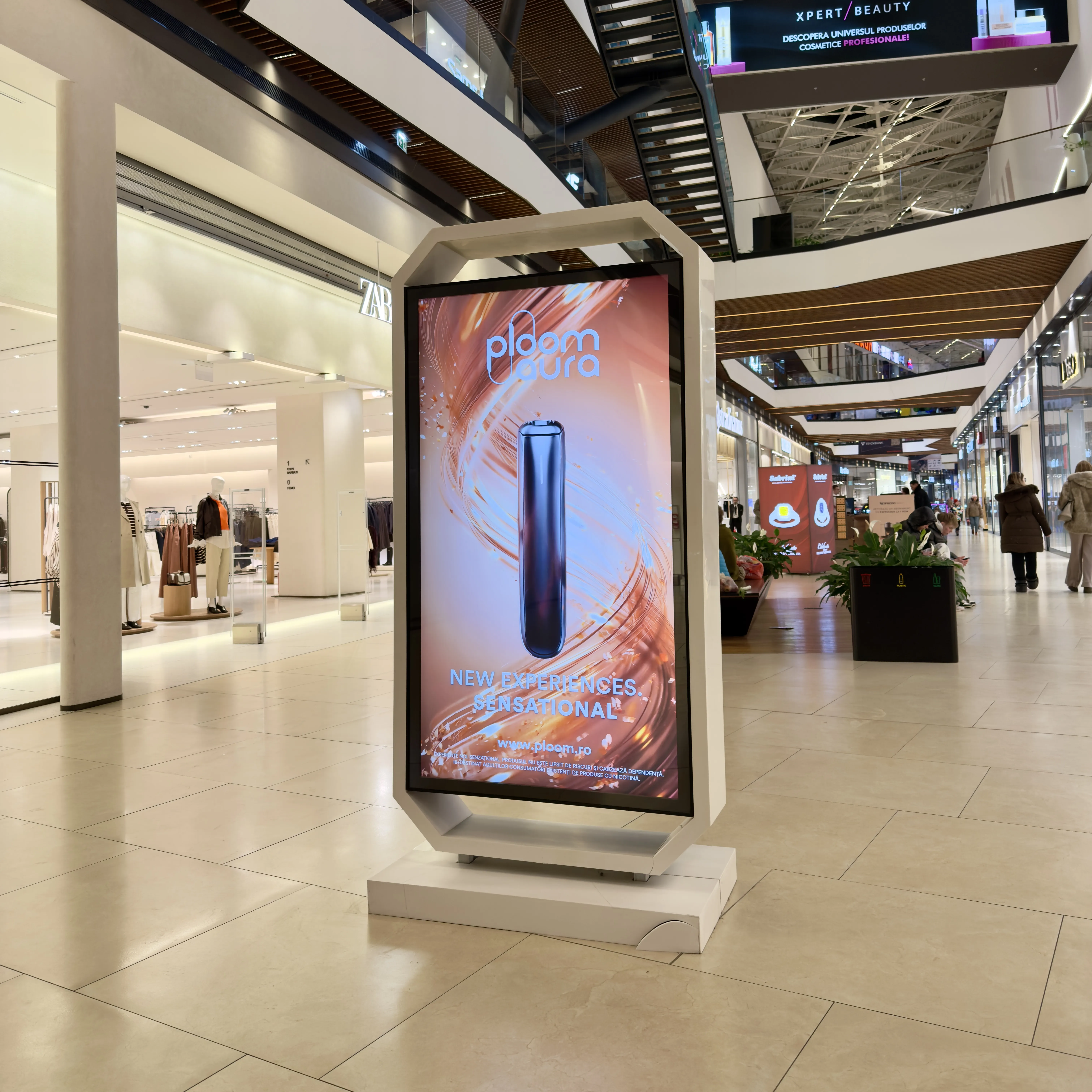 Ecran LED transparent instalat pe fațadă